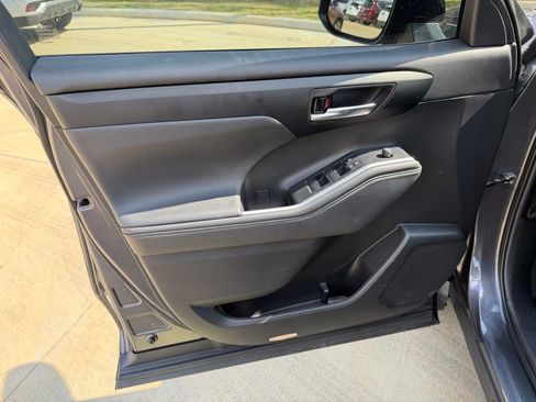 Used 2022 Toyota Highlander XSE image 12