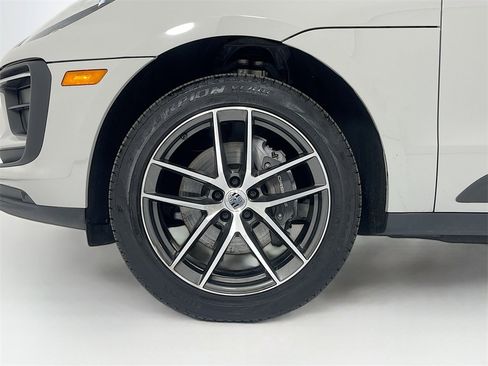 Certified 2025 Porsche Macan image 27