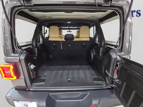 Used 2019 Jeep Wrangler Unlimited Sahara AWD/4WD image 4