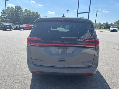 Used 2025 Chrysler Pacifica Limited FWD image 8