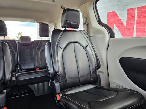 Used 2024 Chrysler Pacifica Touring-L image 26
