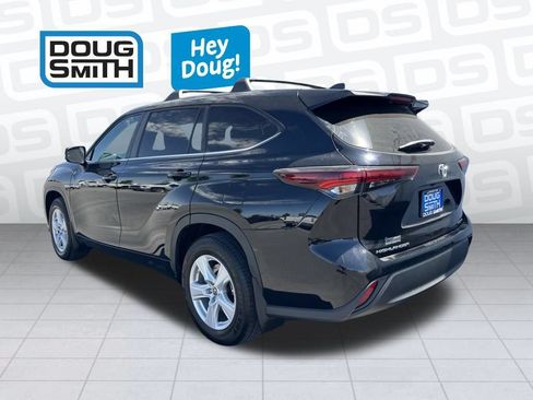 Used 2024 Toyota Highlander LE AWD/4WD image 29