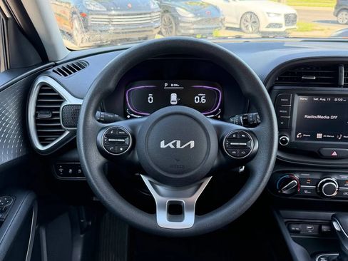 Used 2025 Kia Soul LX w/ LX Technology Package FWD image 11