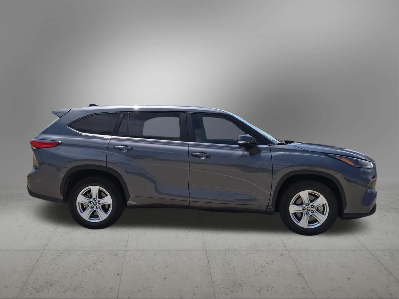 Used 2023 Toyota Highlander LE FWD image 7