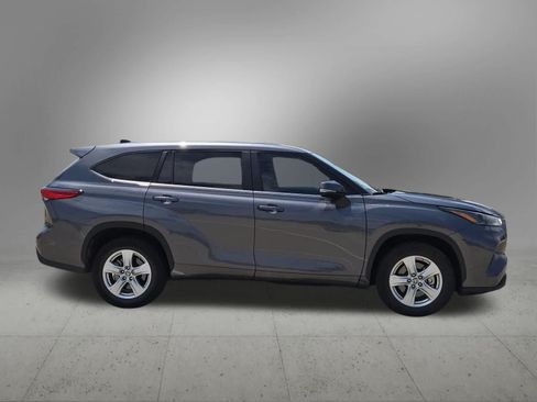 Used 2023 Toyota Highlander LE FWD image 7