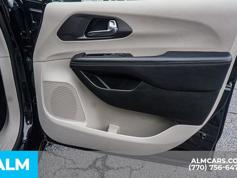 Used 2023 Chrysler Pacifica Touring-L FWD image 47