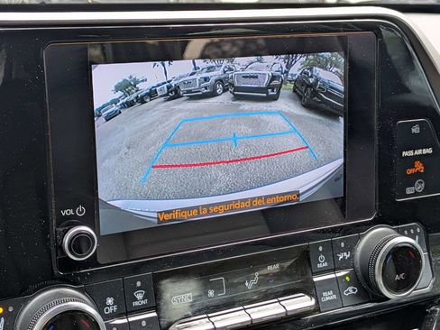 Used 2023 Toyota Highlander XLE FWD image 22