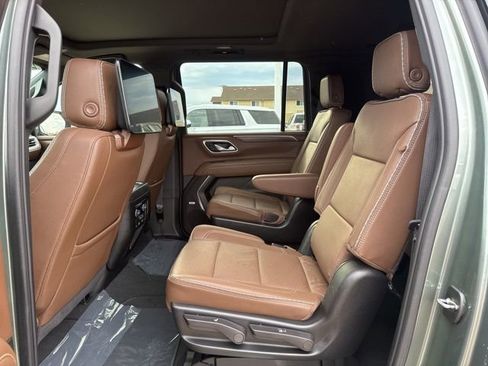 Used 2024 Chevrolet Suburban High Country w/ Advanced Technology Package image 37