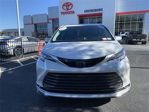 Certified 2023 Toyota Sienna Limited image 3