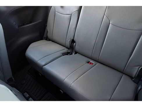 Used 2025 Toyota Sienna XLE FWD image 16