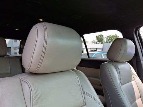 Used 2015 Ford Explorer XLT w/ Equipment Group 202B AWD/4WD image 9