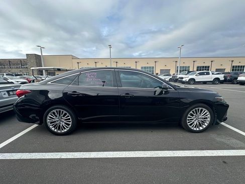 Used 2019 Toyota Avalon Limited image 2