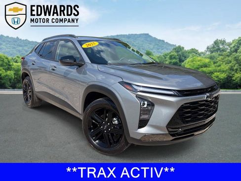 Used 2025 Chevrolet Trax ACTIV w/ Driver Confidence Package FWD image 1
