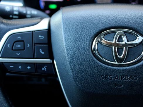 Used 2024 Toyota Sienna XLE FWD image 31