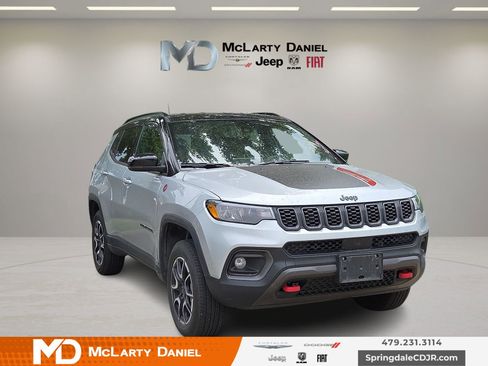 Used 2025 Jeep Compass Trailhawk AWD/4WD image 1