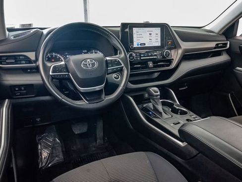 Used 2024 Toyota Highlander LE FWD image 6