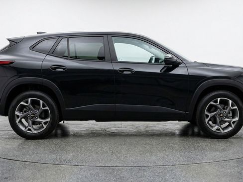 Used 2025 Chevrolet Trax LT image 11