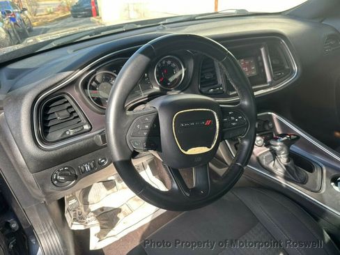 Used 2016 Dodge Challenger SXT image 10
