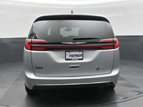 Used 2024 Chrysler Pacifica Limited FWD image 6