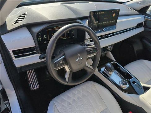 Used 2025 Mitsubishi Outlander SEL image 10