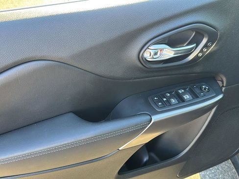 Used 2020 Jeep Cherokee Limited image 8