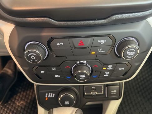Used 2022 Jeep Renegade Latitude AWD/4WD image 14