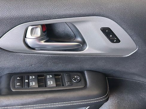 Used 2025 Chrysler Pacifica Select FWD image 24