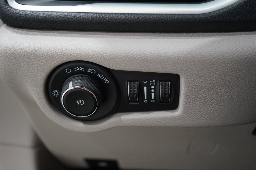 Used 2023 Chrysler Pacifica Touring-L FWD image 20
