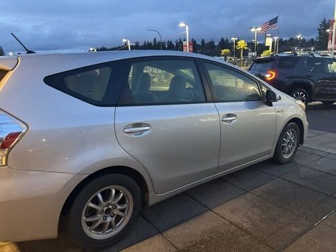 Used 2014 Toyota Prius V Two image 9
