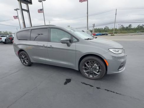 Used 2021 Chrysler Pacifica Touring-L w/ Uconnect Theater Family Group AWD/4WD image 2