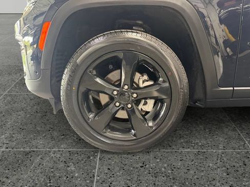 Used 2023 Jeep Grand Cherokee Limited w/ Luxury Tech Group II AWD/4WD image 24