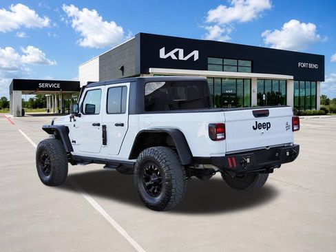 Used 2023 Jeep Gladiator Overland AWD/4WD image 7