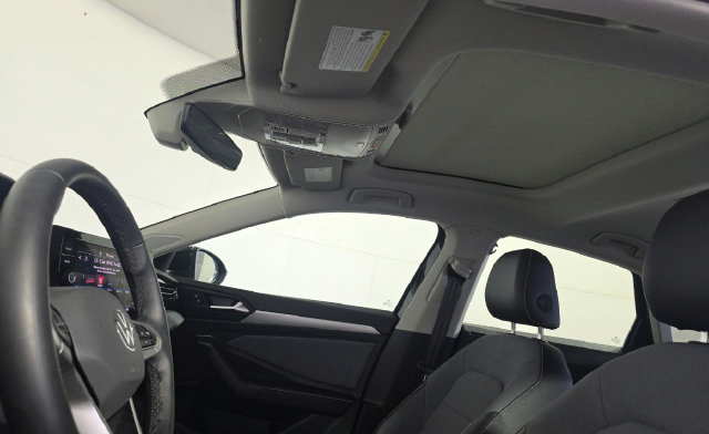Used 2025 Volkswagen Jetta SE w/ Sunroof Package FWD image 8