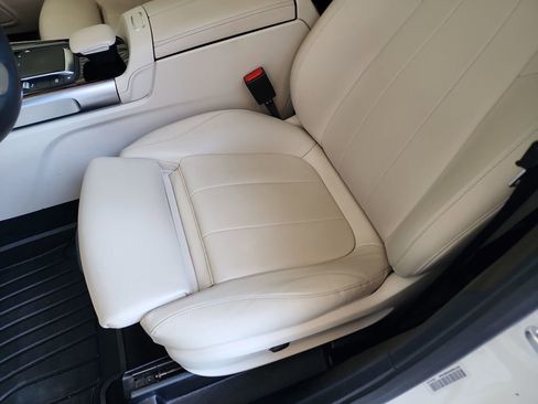 Used 2022 Mercedes-Benz GLB 250 w/ Premium Package Lite image 17