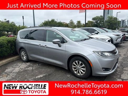 Used 2017 Chrysler Pacifica Touring-L FWD image 1
