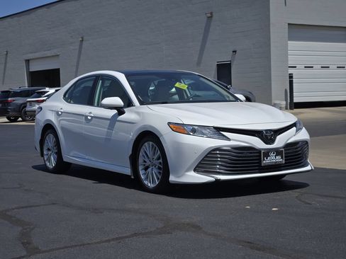 Used 2019 Toyota Camry XLE w/ Driver Assist Package FWD image 3