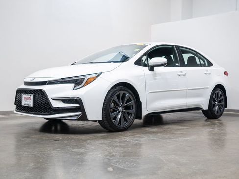 Used 2023 Toyota Corolla SE image 3