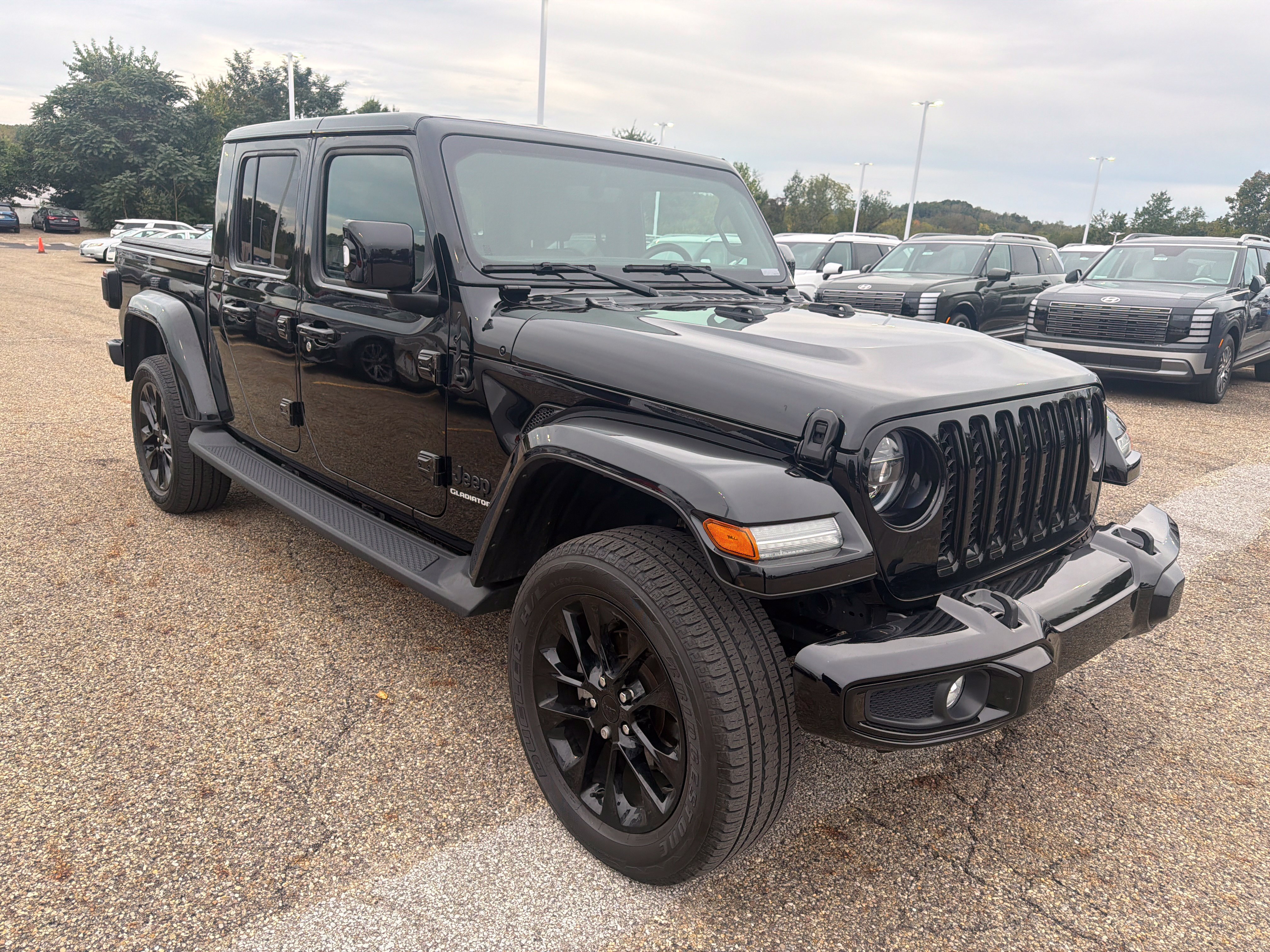 Used 2022 Jeep Gladiator Overland AWD/4WD image 4