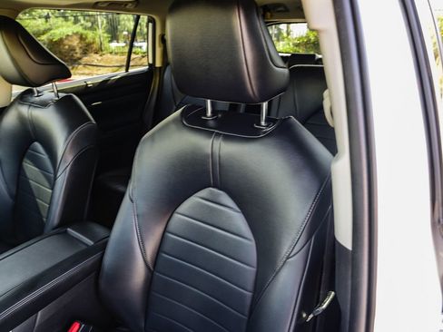 Certified 2023 Toyota Highlander XLE image 28