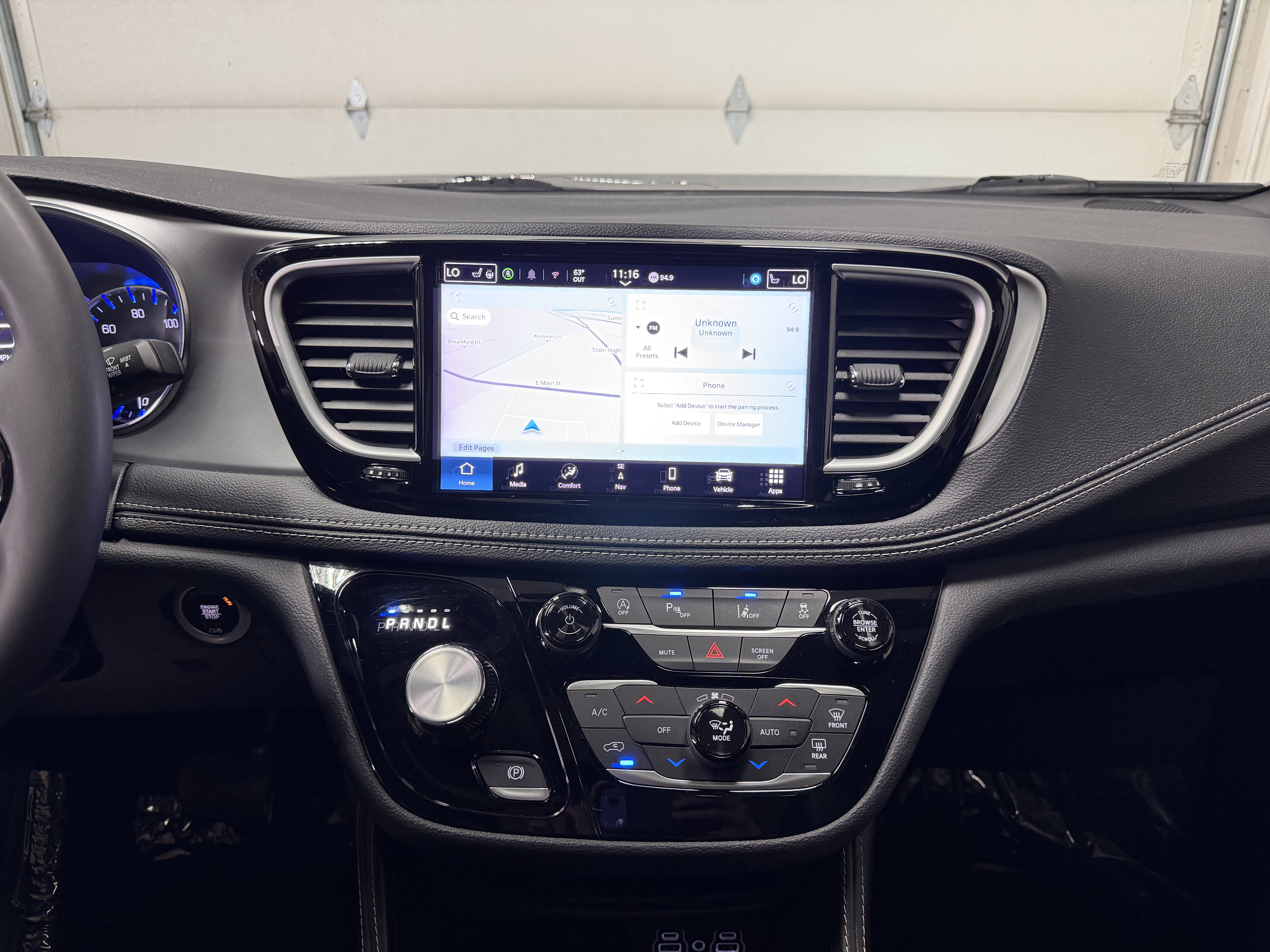 Used 2025 Chrysler Pacifica Limited FWD image 25