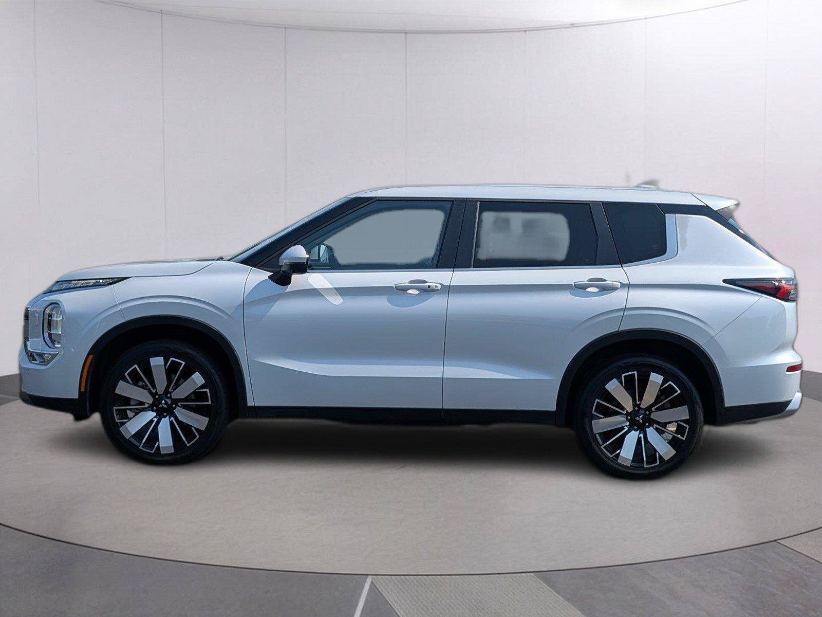 Used 2025 Mitsubishi Outlander SE AWD/4WD image 2