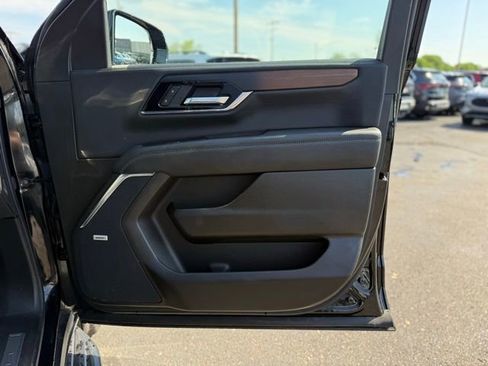 Used 2025 GMC Yukon XL Denali AWD/4WD image 16