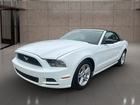 Used 2014 Ford Mustang Convertible RWD image 1
