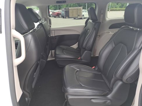Used 2023 Chrysler Pacifica Touring-L FWD image 13