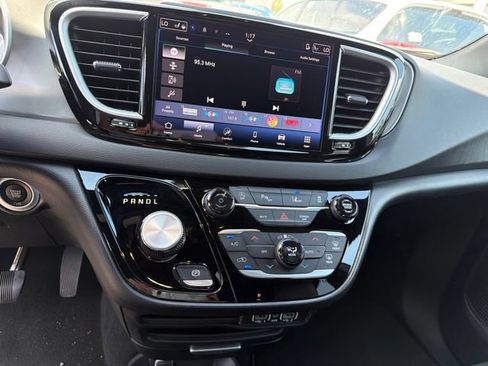 Used 2025 Chrysler Pacifica Select FWD image 12