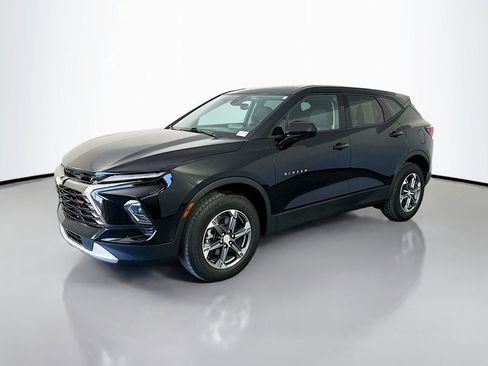 Used 2025 Chevrolet Blazer LT FWD image 3