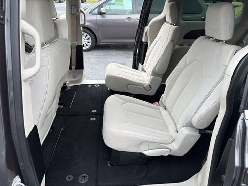 Used 2017 Chrysler Pacifica LX FWD image 17