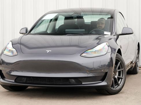 Used 2023 Tesla Model 3 Standard Range image 3