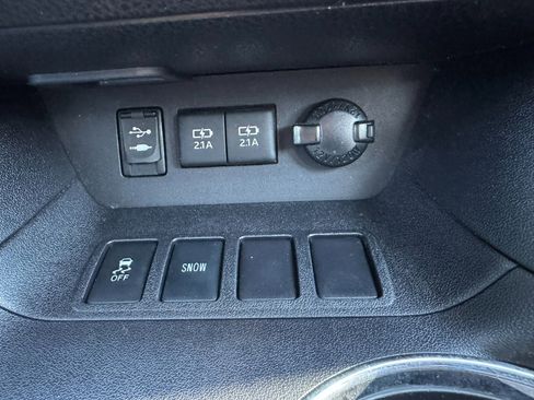 Used 2017 Toyota Highlander SE image 24