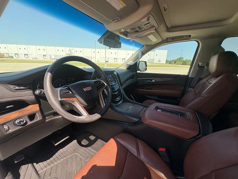 Used 2017 Cadillac Escalade Luxury RWD image 9